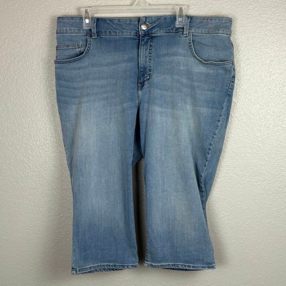 Lee Riders Women’s Size Approx 18W Light Wash Blue 5 Pocket Capri Cropped Jeans